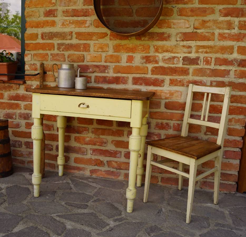 Kouzelný starý stůl a židle