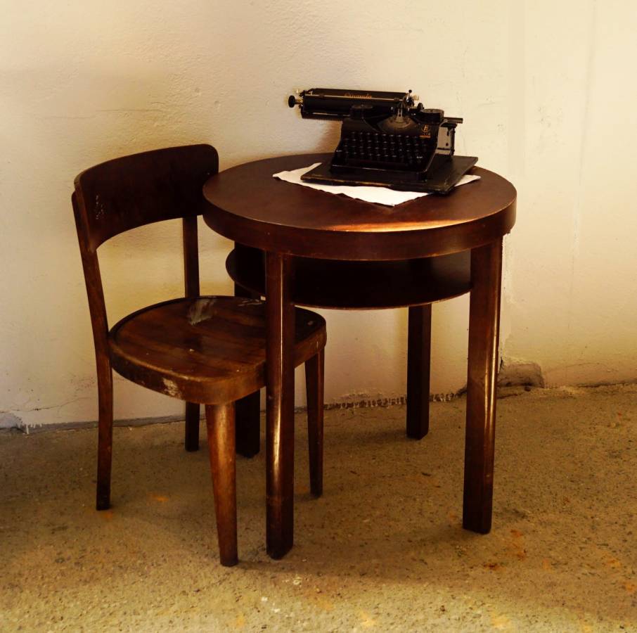 Kulatý stůl + židle Thonet
