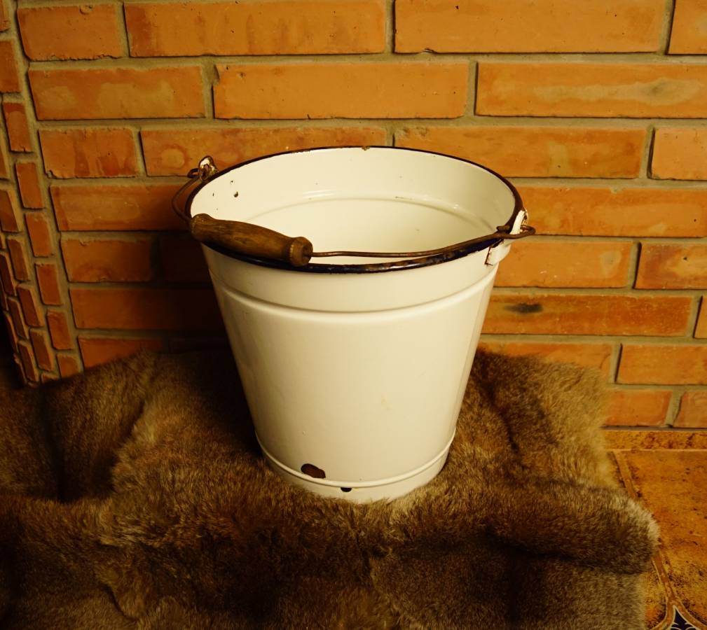 Bílý smaltovaný kýbl