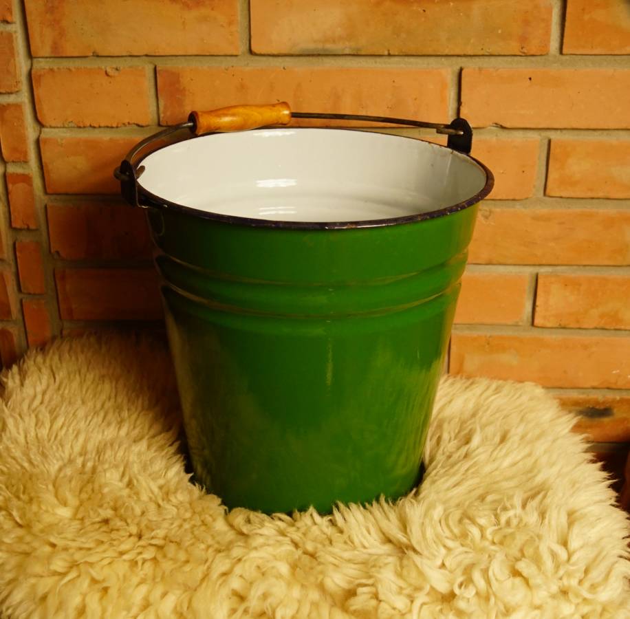 Zelený smaltovaný kbelík