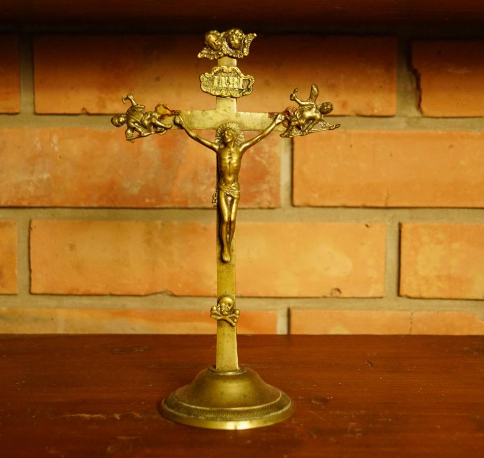 Kovový krucifix
