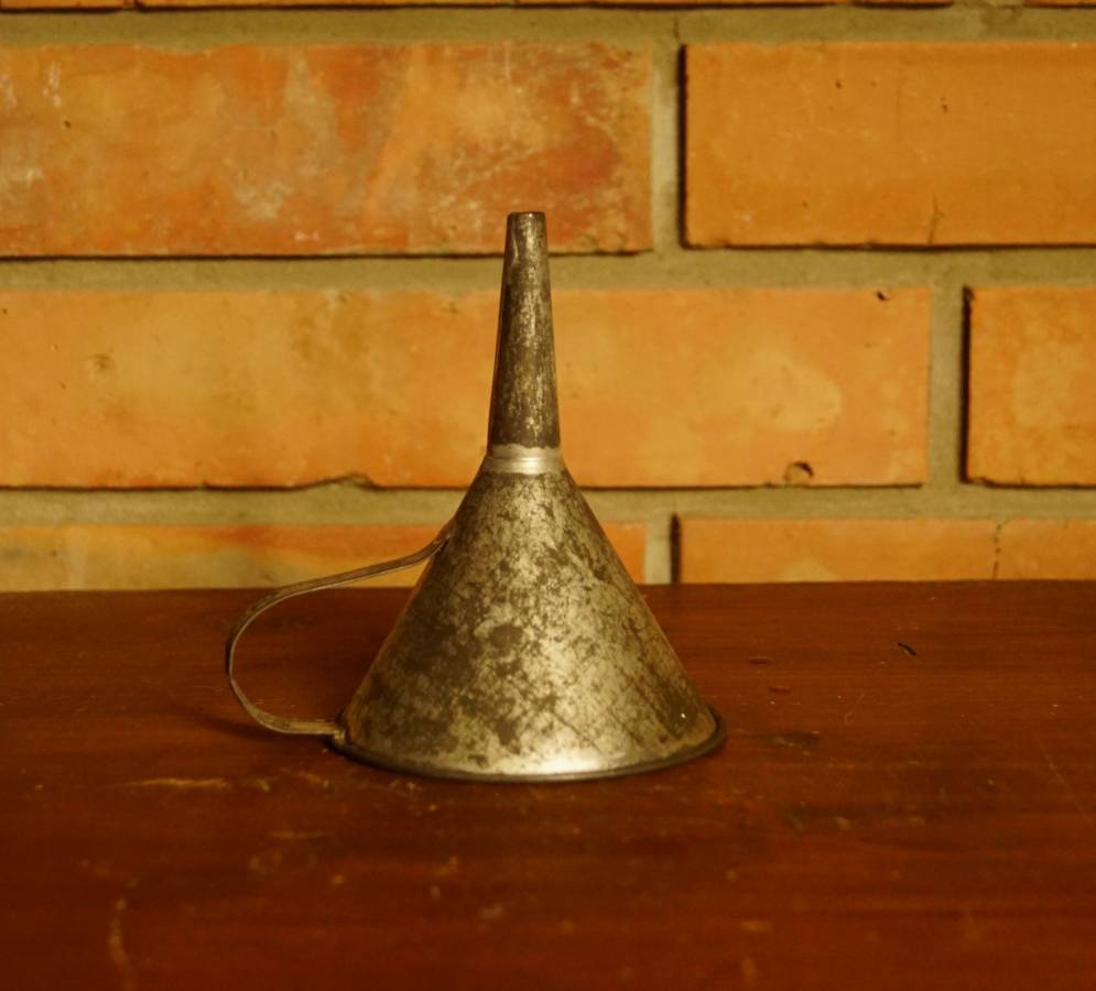Plechový trychtýř