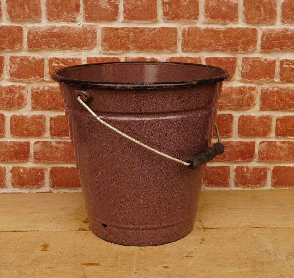 Hnědý smaltovaný kýbl