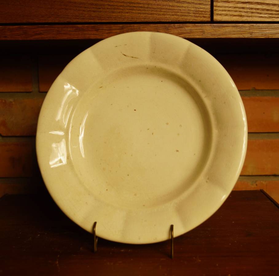 Silnostěnný smetanový talíř plytký