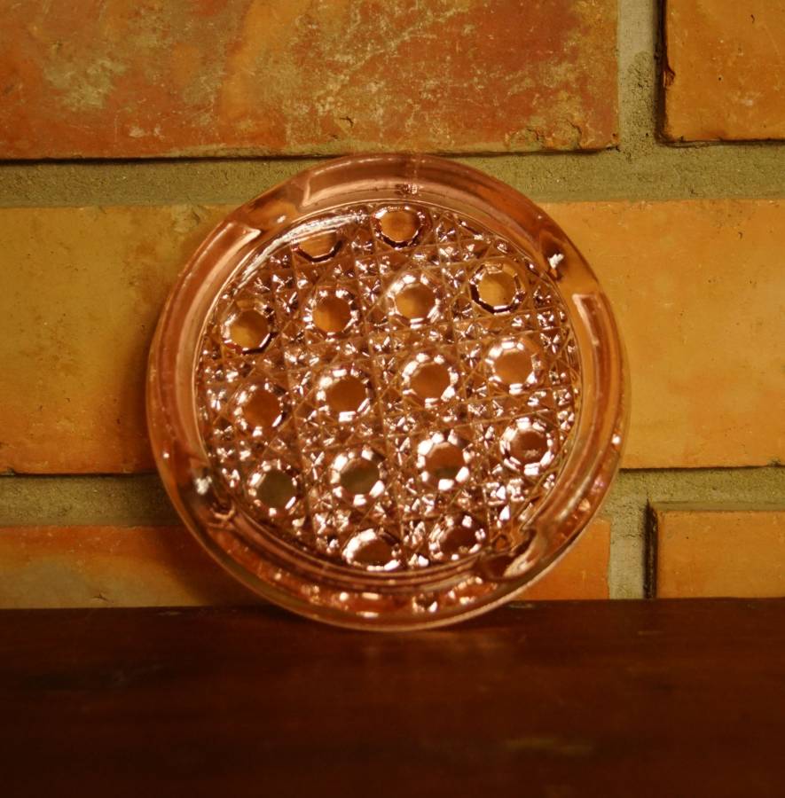 Růžový skleněný popelník