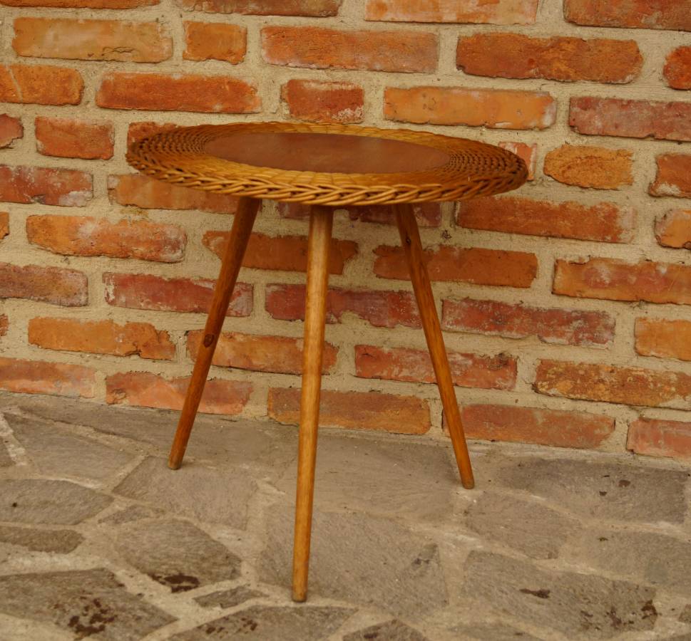 Proutěný konferenční stolek