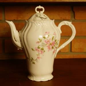 Porcelánová konvička na čaj