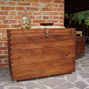 Stará dřevěná truhla po renovaci