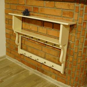 Krémová třípatrová polička po renovaci