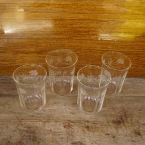 4 broušené sklenice