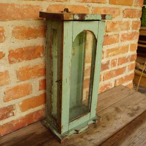 Zelenkavá skříňka před renovací