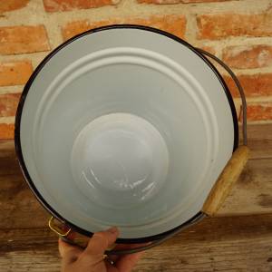 Žlutý smaltovaný kýbl