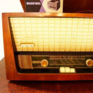 Staré rádio TESLA Liberta s gramofonem