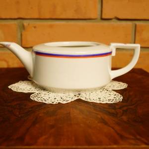 Stará porcelánová konvička