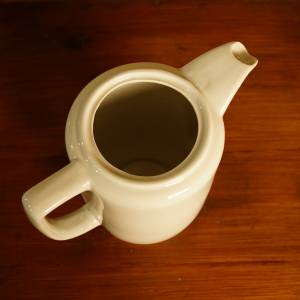 Bílá porcelánová konvička