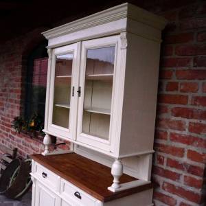Krémový kredenc po renovaci
