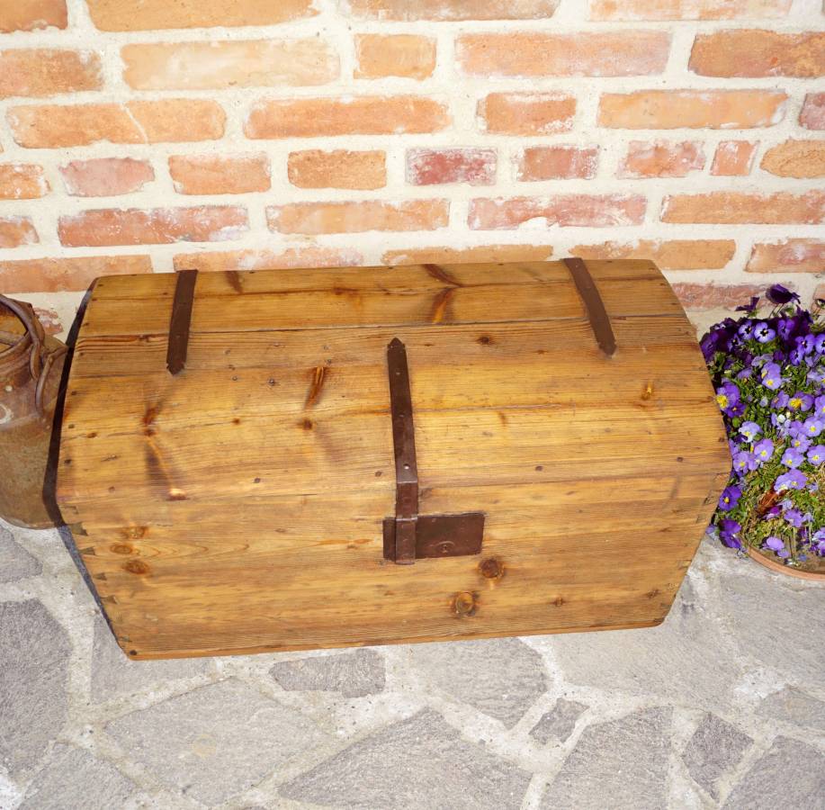 Starožitná truhla po renovaci