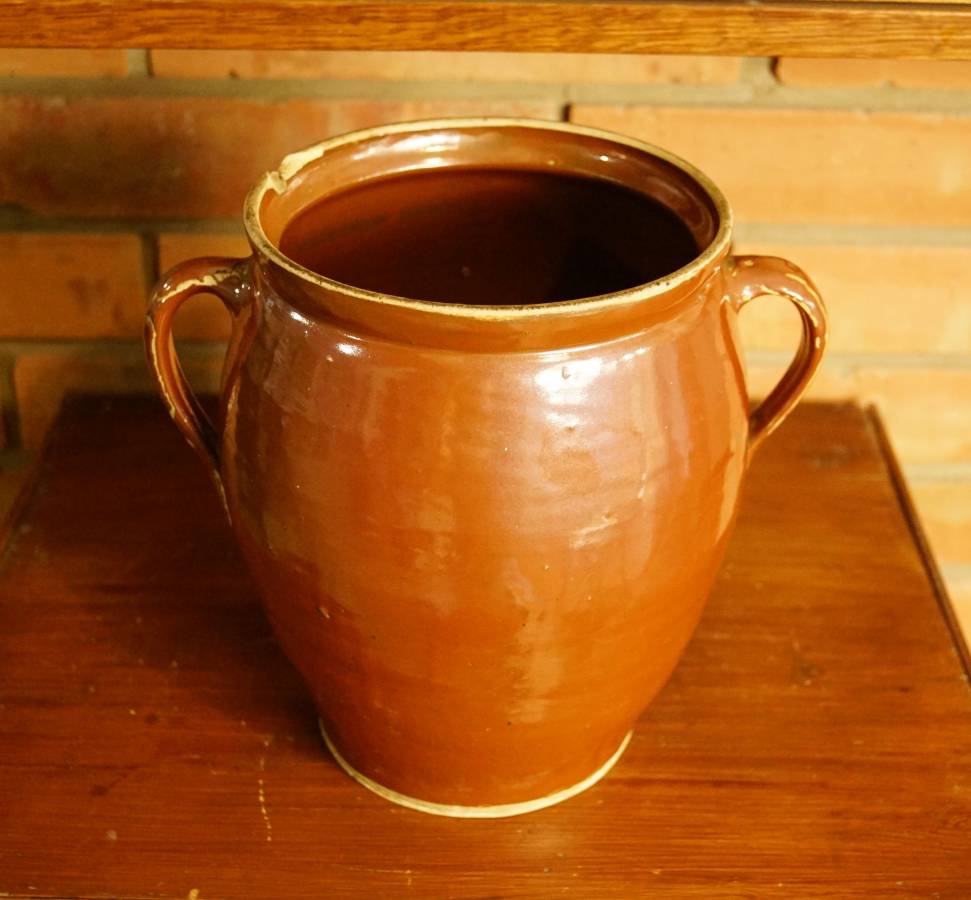 Kameninová nádoba s ušima