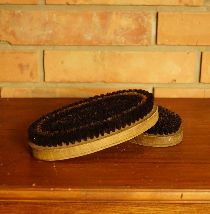 2 oválné kartáče na boty