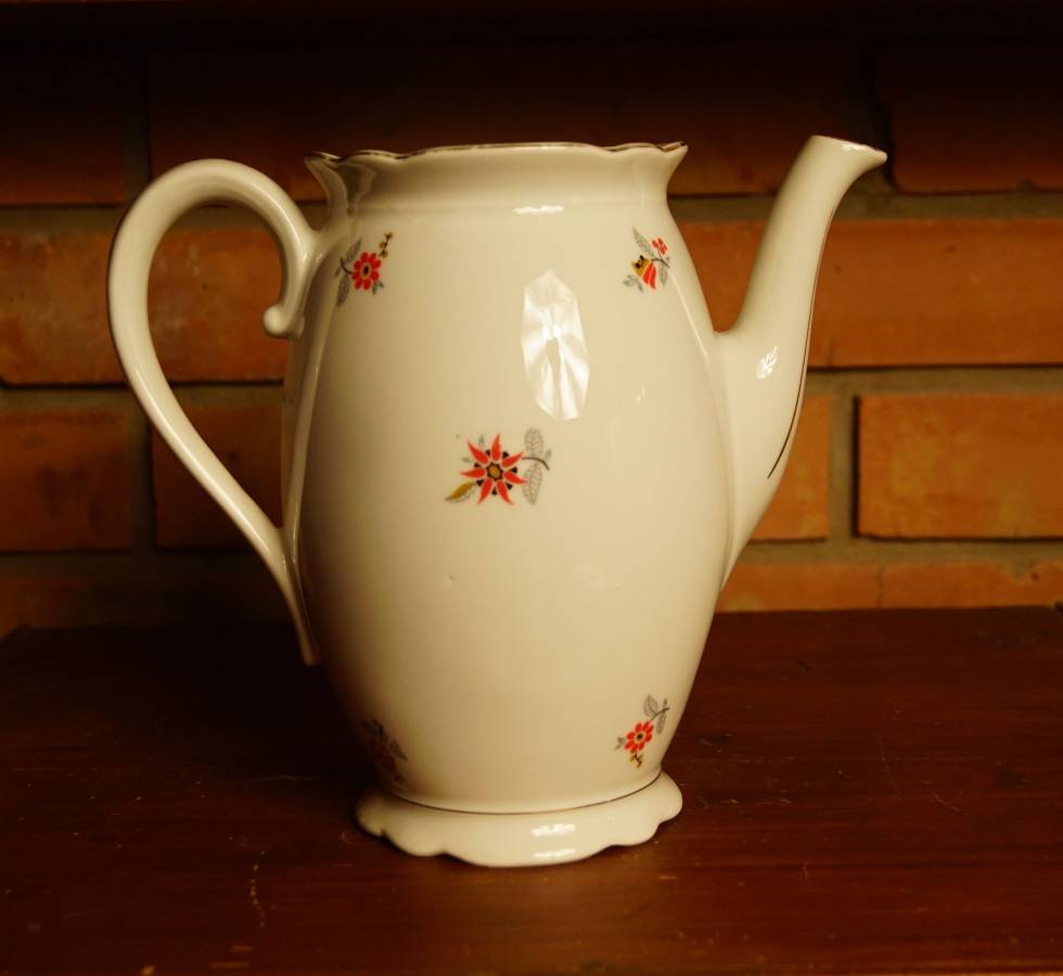 Porcelánová čaková konvička