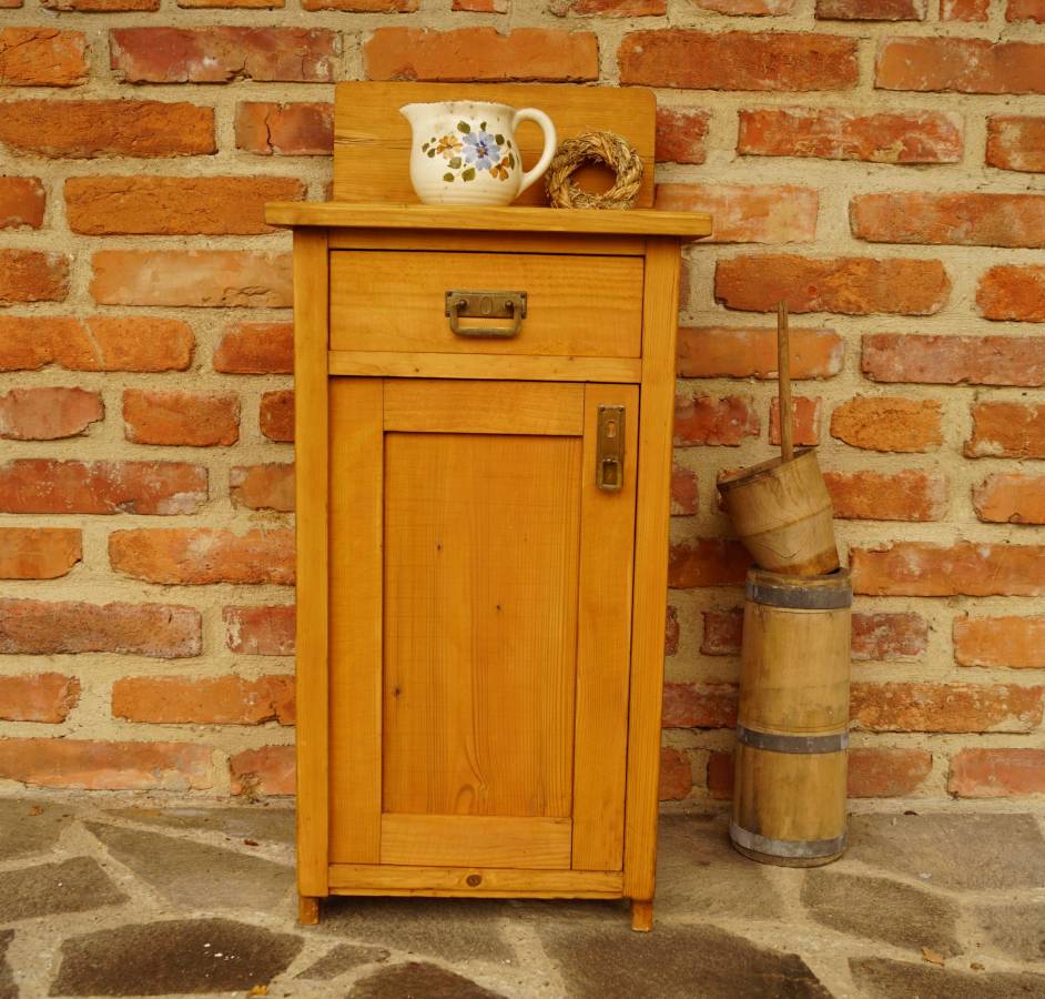 Starožitný noční stolek po renovaci