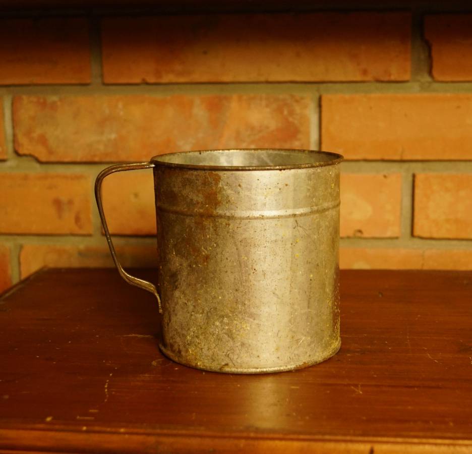 Plechový hrnek