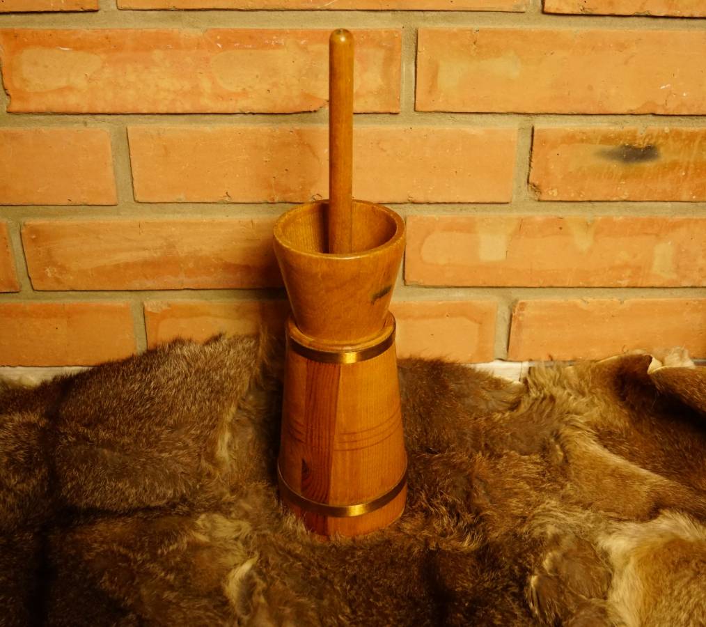 Dřevěná malá máselnice
