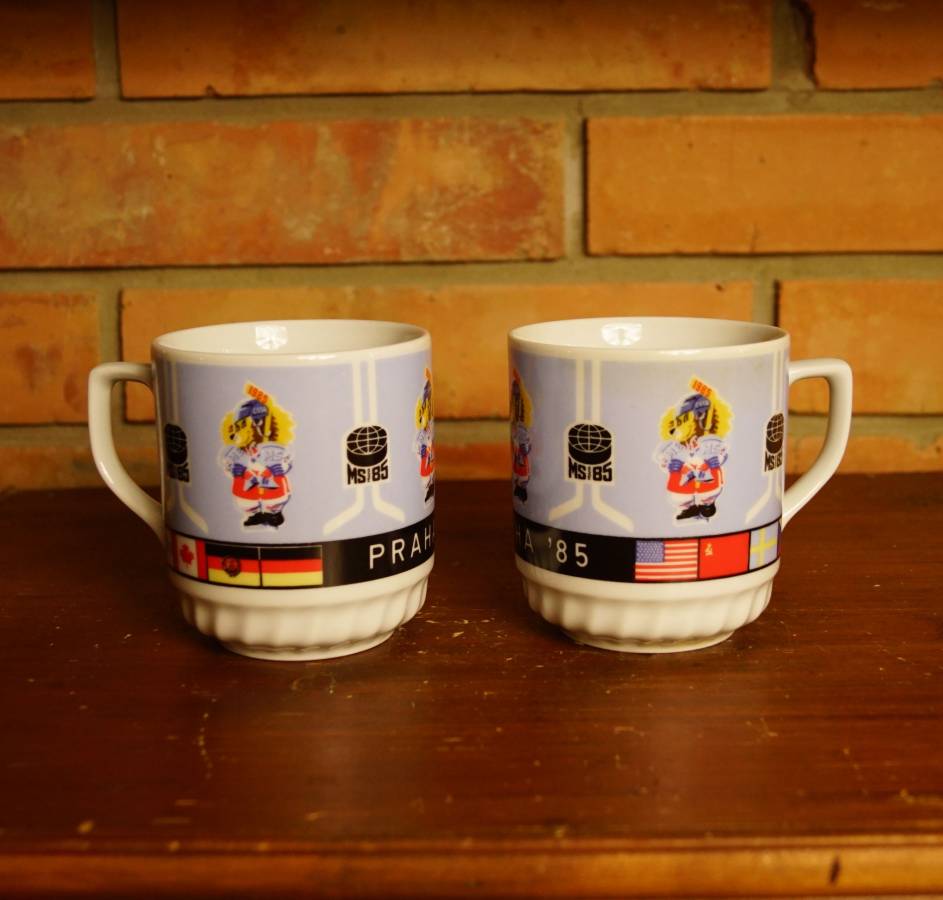 2 retro hrnky  - hokej PRAHA 85