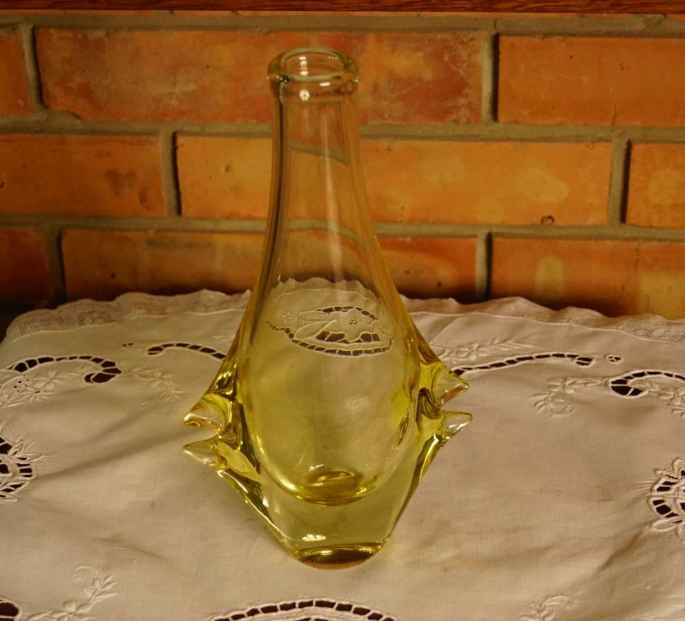 Hutní sklo - žlutá váza