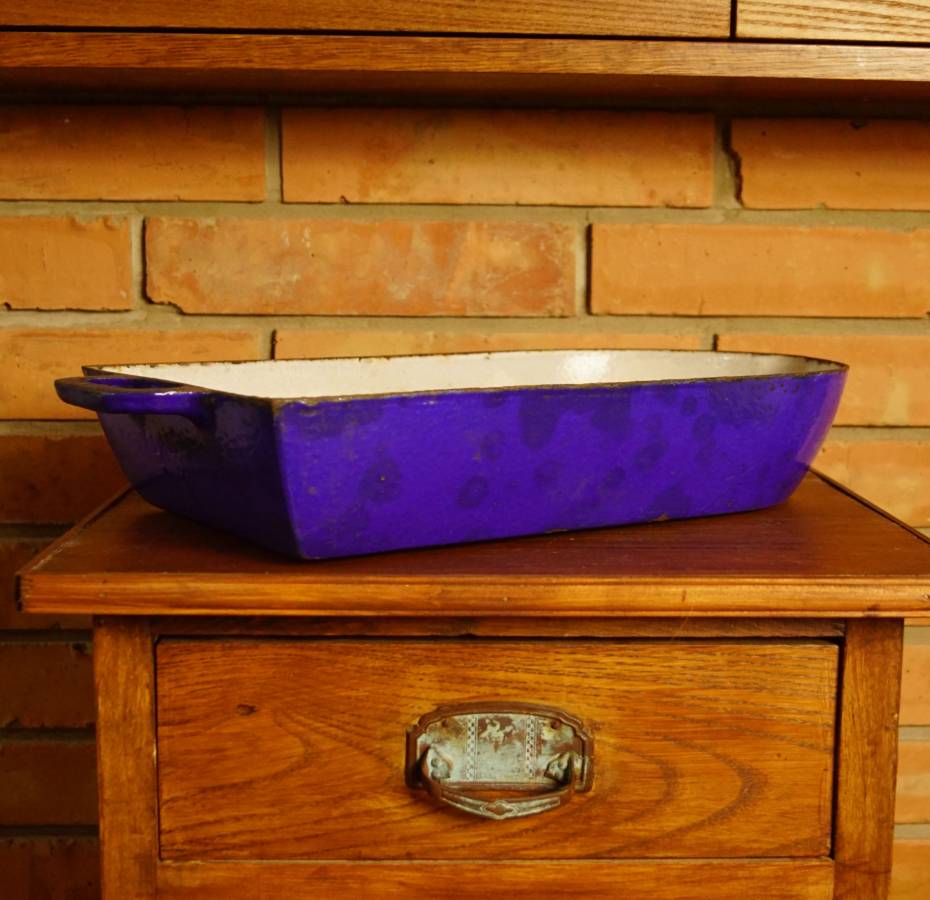 Modrý litinový pekáč