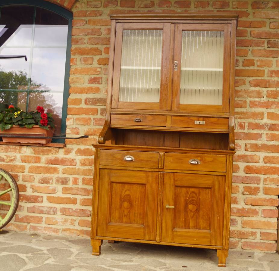 Stará kredenc před renovací