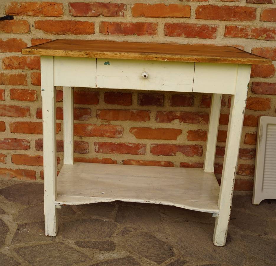 Dřevěný starý stolek s šuplíkem - před renovací