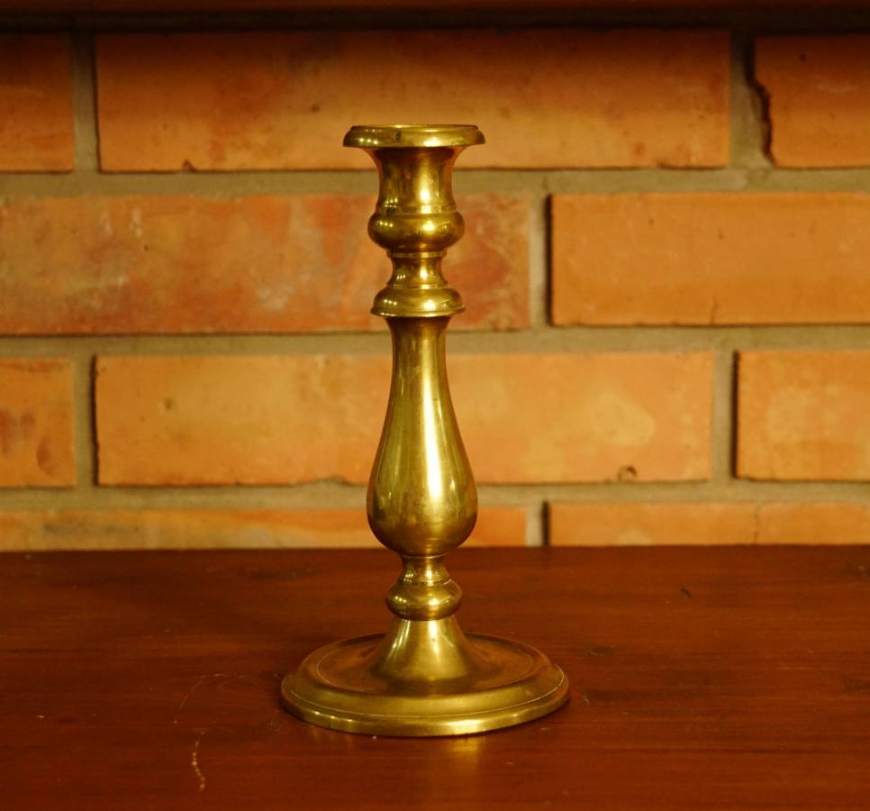 Mosazný svícen