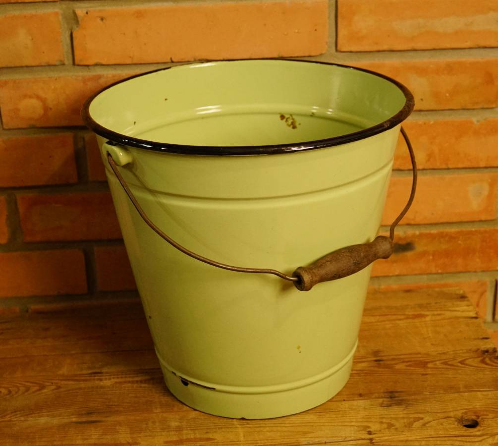 Zelenkavý smaltovaný kýbl
