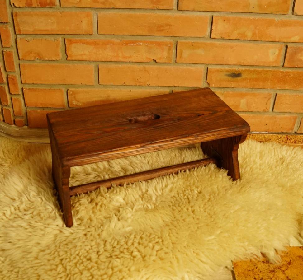 Dřevěná malá stolička