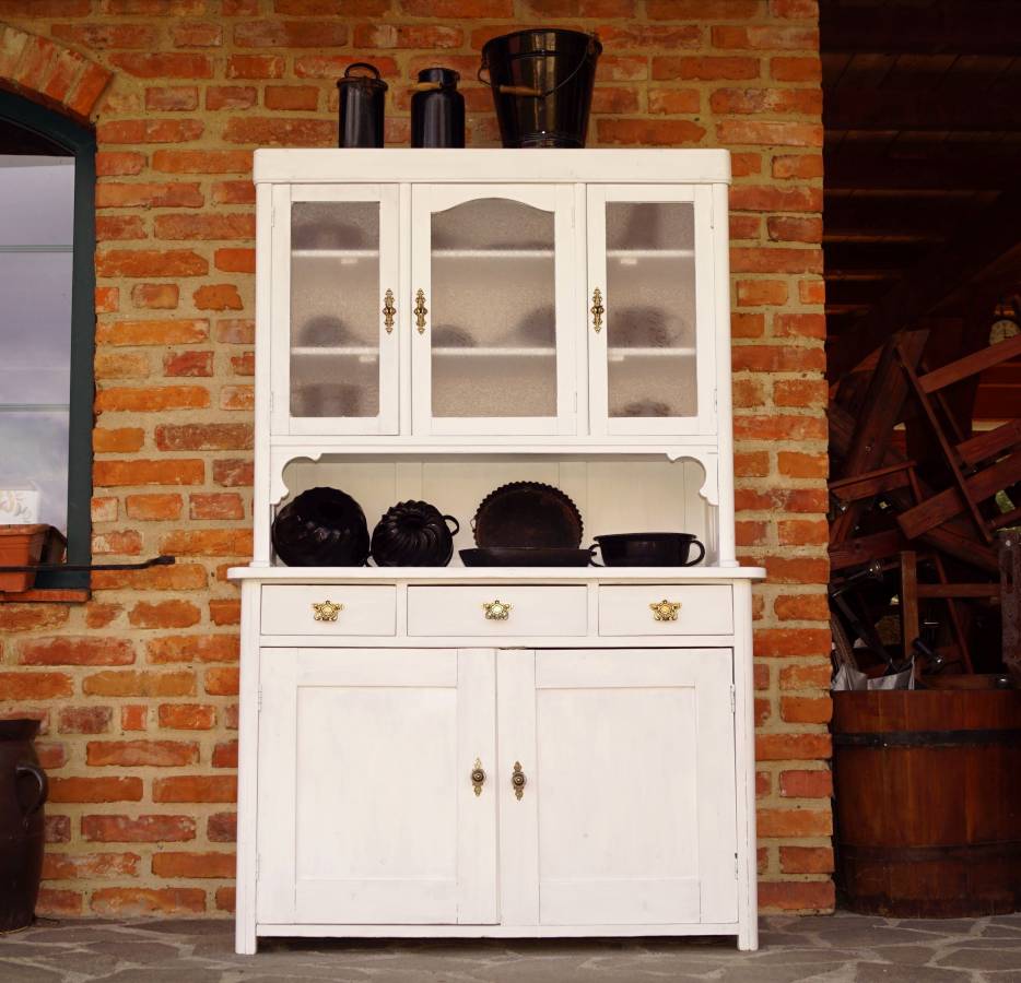 Starý bílý kredenc po renovaci