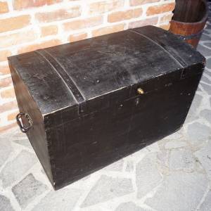 Stará černá cestovní truhla