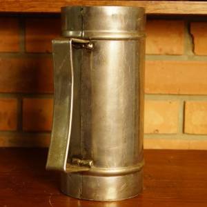 Starý nerezový korbel