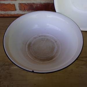 Bílé smaltované lavory