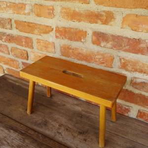 Dřevěná malá stolička