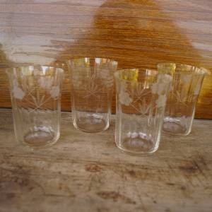 4 broušené sklenice