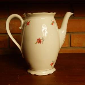 Porcelánová čaková konvička