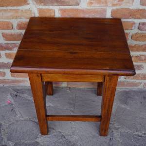 Dřevěný starý stoleček