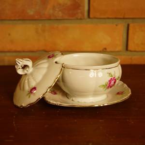 Porcelánová cukřenka na talířku