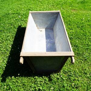 Pozinkovaná vana s dřevěným lemem