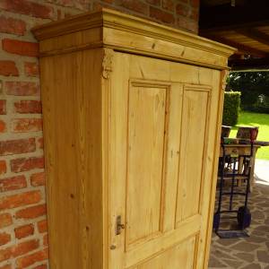 Starožitná šatní skříň po renovaci
