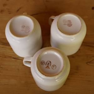 Stará porcelánová konvička