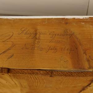 Starožitná bílá komoda po renovaci r. v. 1864