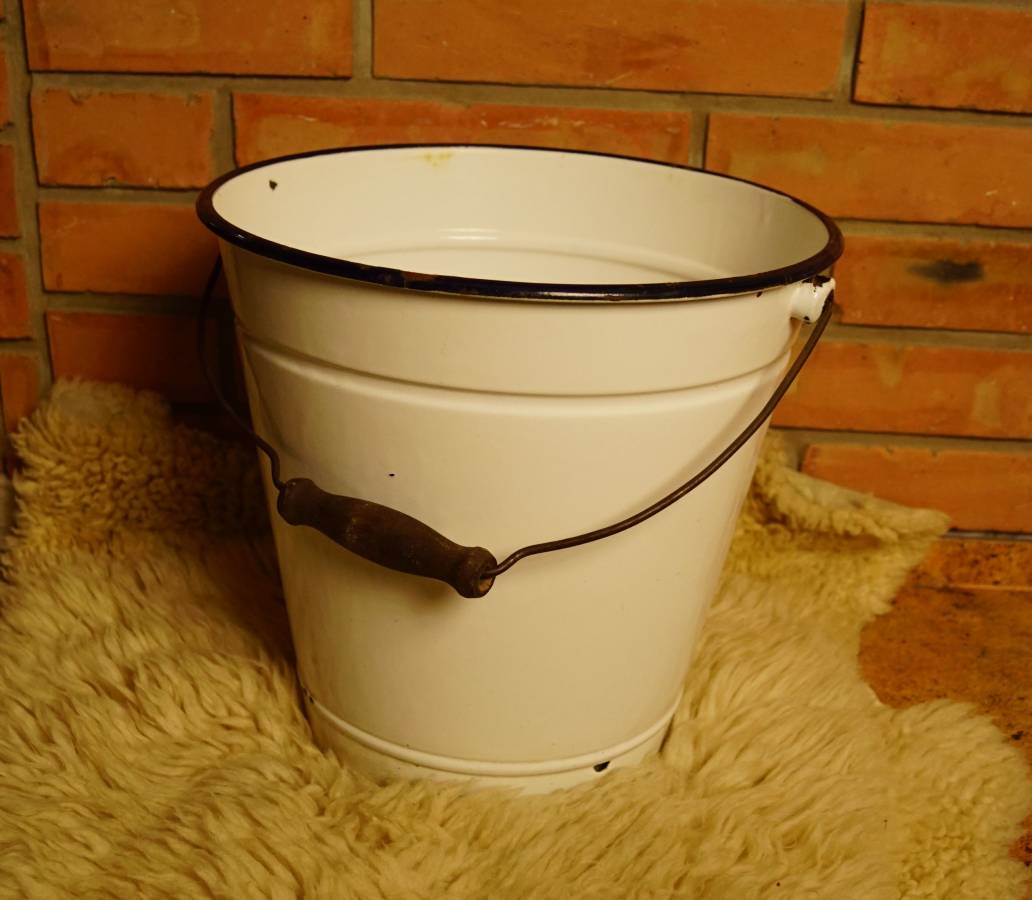 Bílý smaltovaný kýbl