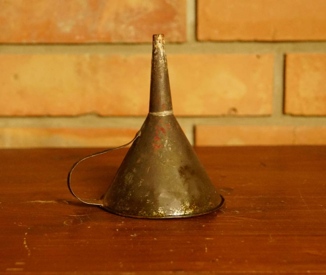 Plechový trychtýř
